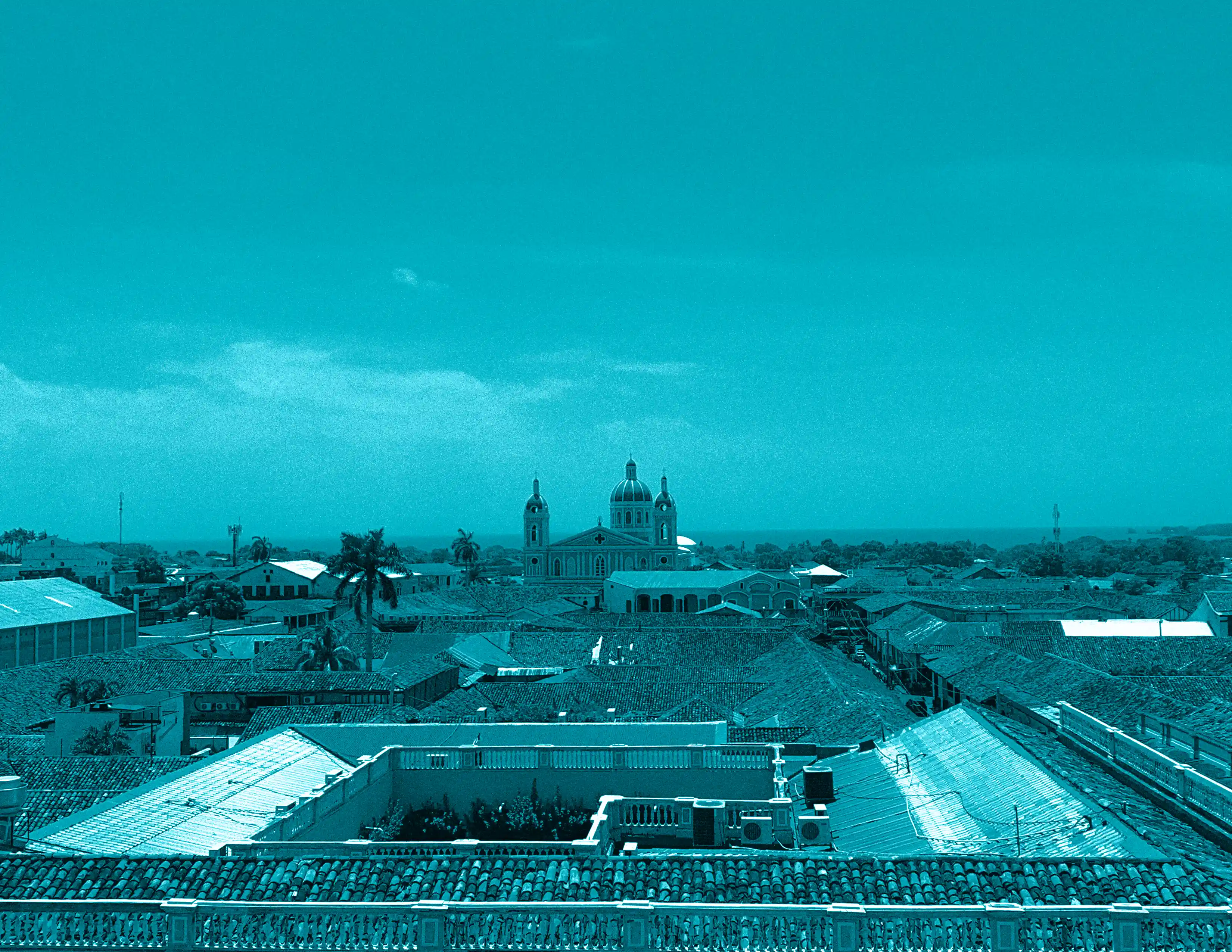 Foto de la ciudad de Granada con un filtro en azul